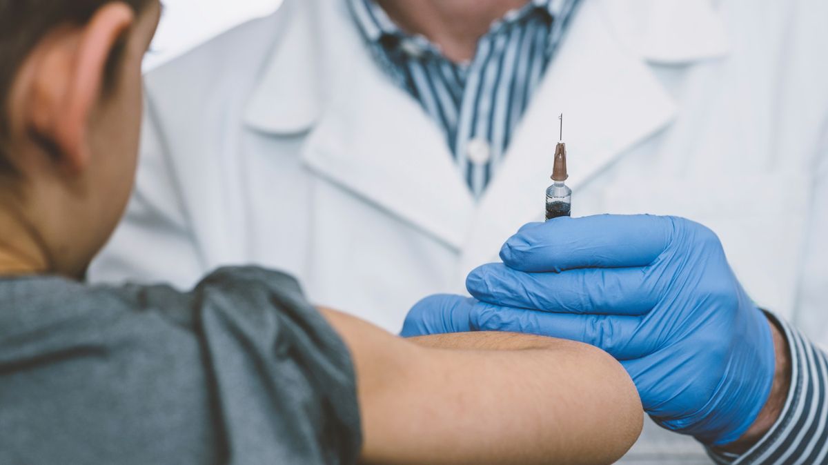 Očkovat děti proti covidu? Rodiče zůstávají k očkování obezřetní